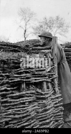 Herr EH Südlichen, US-amerikanischer Schauspieler, über den Graben in der Menil-la-Tour suchen, Frankreich ca. 1918 Stockfoto