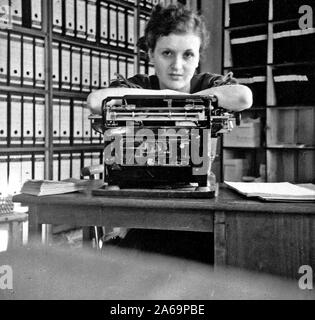 Eva Braun Photo Collection - Album 1 - hübsche junge deutsche Mädchen im Geschäft Büro Ca. 1930er Jahre Stockfoto