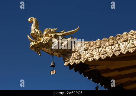 Vergoldete Statuen von Garuda und ein Drache auf dem Dach des Jokhang Tempel in Lhasa, Tibet, den heiligsten buddhistischen Tempel in Tibet. Stockfoto