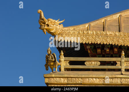 Vergoldete Statuen von Garuda und ein Drache auf dem Dach des Jokhang Tempel in Lhasa, Tibet, den heiligsten buddhistischen Tempel in Tibet. Stockfoto