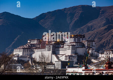 Der Potala Palast wurde um 1645 N.CHR. gegründet und war die ehemalige Sommerpalast des Dalai Lama und ist ein UNESCO Weltkulturerbe in Lhasa, Tibet. Stockfoto