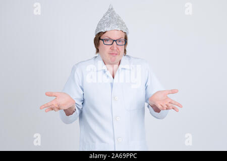 Junger Mann Doktor mit Tinfoil hat Achselzucken Stockfoto