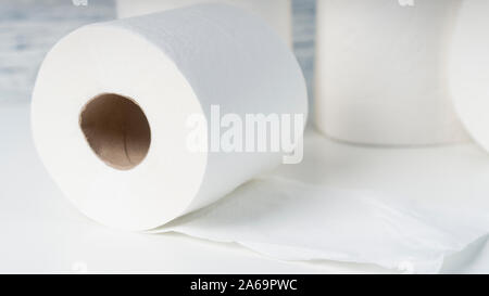 Mehrere Rollen Toilettenpapier auf einem weißen Tisch. Hygiene Konzept Stockfoto