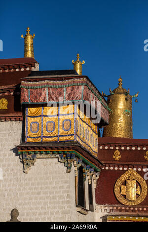 Detail der Jokhang Tempel in Lhasa, der heiligsten buddhistischen Tempel in Tibet. Teil, die von der UNESCO zum Historischen Ensemble der Potala Palast. Stockfoto