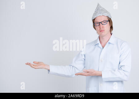 Junger Mann Doktor mit Tinfoil hat etwas angezeigt Stockfoto