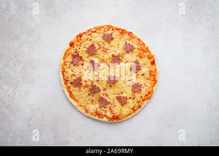 Pizza mit Salami, wie Weihnachtsbäume geformt eingerichtet. Xmas snack Idee. Essen Lieferung Konzept mit kopieren. Stockfoto