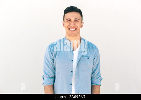 Freizeitaktivitäten im Freien. Stilvolle Kerl stehen auf weissen Lachen fröhlich in die Kamera isoliert Stockfoto