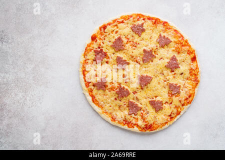 Pizza mit Salami, wie Weihnachtsbäume geformt eingerichtet. Xmas snack Idee. Essen Lieferung Konzept mit kopieren. Stockfoto