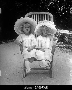 Prinzessin Marguerite und Theodora von Griechenland, zusammen in Stuhl 4 4 1910 sitzt Stockfoto