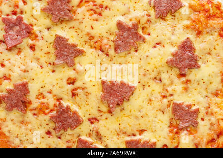 Nahaufnahme der Pizza mit Salami, wie Weihnachtsbäume geformt. Ansicht von oben. Stockfoto