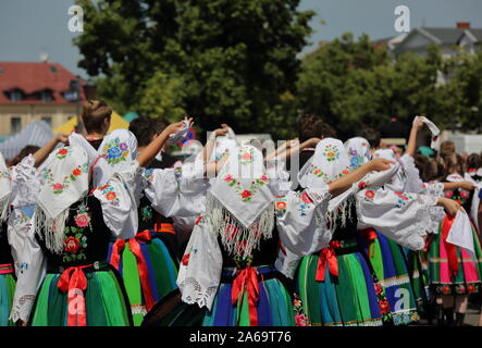 Gruppe von polnischen Frauen, Mädchen in traditionellen Trachten aus Lowicz region März feiern jährliche Corpus Christi Holiday. Stockfoto