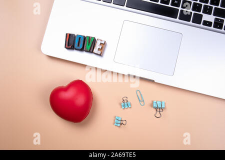 Liebe Wort von Wooden Buchstaben des Alphabets. Valentinstag, Hochzeit, Beziehungen und Familie Stockfoto