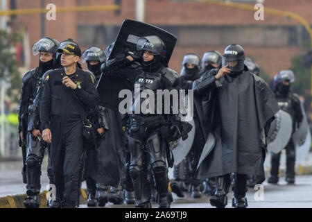 Oktober 10, 2019: Agenten des esmad Anti-Riot mobile Gruppe Credit: Daniel Garzon Herazo/ZUMA Draht/Alamy leben Nachrichten Stockfoto