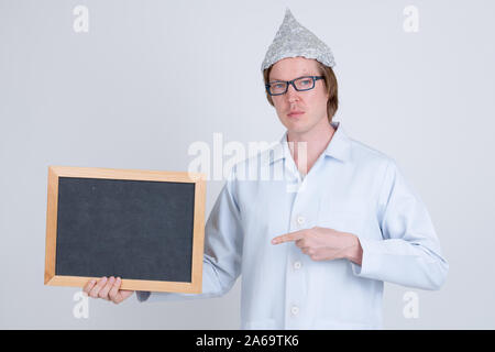 Junger Mann Doktor mit Tinfoil hat halten und an der Tafel zeigen Stockfoto