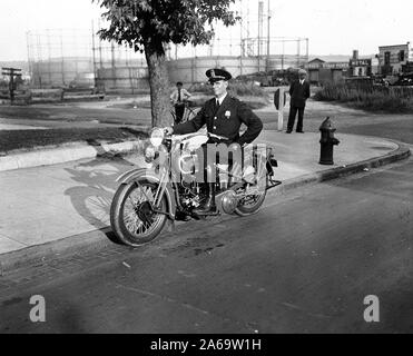 Die Metropolitan Police Officer auf dem Motorrad. Washington, D.C., Ca. 1932 Stockfoto