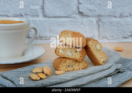 Hausgemachte Kekse Cantuccini, Italienisch Mandeln Süßigkeiten Kekse mit Tasse Kaffee auf woodem Tabelle. Frische Italienische cookies cantucci Hintergrund. Stockfoto