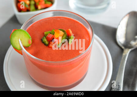 Gazpacho, Tomate, kalte Suppe aus raw blended Gemüse. Traditionelle spanische kalte Suppe im Glas Schale auf Holztisch. Stockfoto