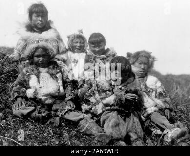 Edward S. Curits Native American Indians - Foto zeigt sechs Nunivak Kinder in Pelz gekleidet, sitzen auf den Hügel Ca. 1929 Stockfoto