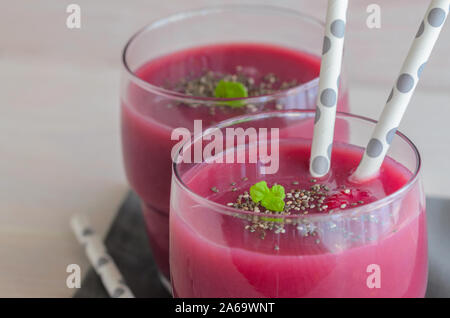 Roten Früchten himbeer Smoothie in Glas mit Chia Samen und Minze auf hölzernen Tisch lagen. Raw Ernährung detox Drink für Gesundheit leben. Stockfoto