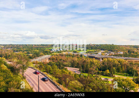 Blick auf die Pyramiden des Muttart Conservatory (Botanischer Garten). Edmonton. Alberta. Kanada Stockfoto