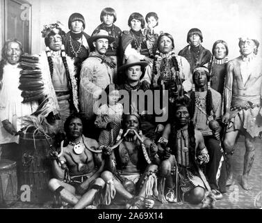 Edward S. Curtis Native American Indians - Gruppe der Pueblo Indianer, drei Männer, die in der Holding Schlangen, zwei kaukasischen Männern in der Mitte Ca. 1905 Stockfoto