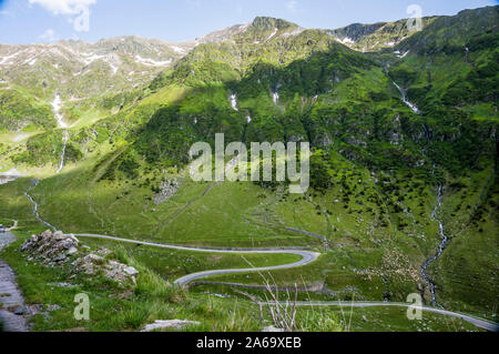 Transfagarasan Pass im Sommer. Kreuzung Karpaten in Rumänien, Transfagarasan ist eine der spektakulärsten Gebirgsstraßen in der Welt Stockfoto