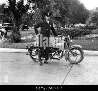 Die Metropolitan Police Officer auf dem Motorrad. Washington, D.C., Ca. 1932 Stockfoto