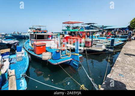 Male, Malediven - November 16, 2017: Bereich von frischem Fisch Markt in Male, Malediven. Fischerei und Verkehr Boote sind an der Pier. Die Verschmutzung der Ozeane. Stockfoto