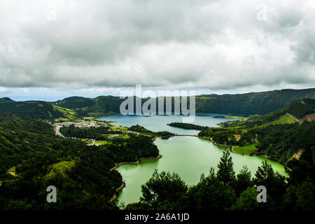 Azoren Inseln gehören zu Portugal, von innen ein Krater, die Claps begonnen, mit einer Canon D700 und Canon 18-55 Objektiv fotografiert. Von David Sokulin Stockfoto