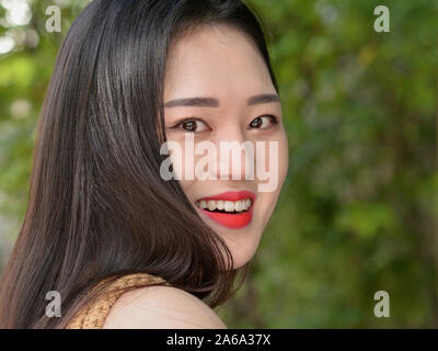 Schönen, jungen koreanischen Lächeln für die Kamera. Stockfoto