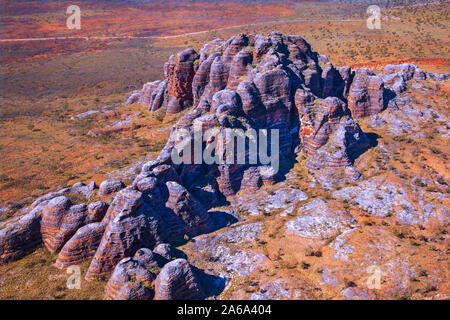 Luftaufnahme der Bienenstock wie bunte Sandstein Felsformationen der Bungle Bungles, Purnululu National Park, Kimberley, Australien Stockfoto