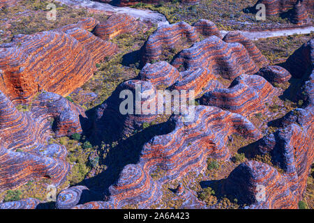 Luftaufnahme der Bienenstock wie bunte Sandstein Felsformationen der Bungle Bungles, Purnululu National Park, Kimberley, Australien Stockfoto