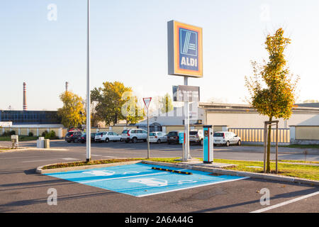 Aldi E-E.on-Laufwerk neu installierten elektrischen Auto Ladestation Punkt bei Aldi Parkplatz, Sopron, Ungarn Stockfoto