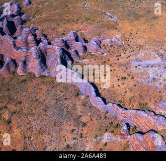 Luftaufnahme der Bienenstock wie bunte Sandstein Felsformationen der Bungle Bungles, Purnululu National Park, Kimberley, Australien Stockfoto