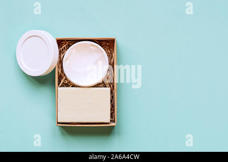 Flache Komposition mit handgemachte Seife und Creme auf einem mint Hintergrund. Das Konzept der Naturkosmetik. Kopieren Sie Platz. Stockfoto