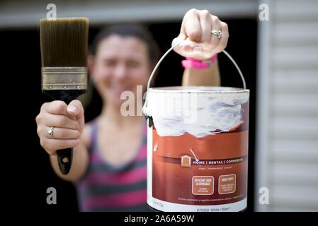 Eine Nahaufnahme Schuß eines weiblichen Holding, eine Farbe und einen Pinsel mit einem unscharfen Hintergrund Stockfoto