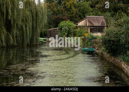 Kleine Tributory Fluss in den Canal du Nivernais & Fluss Yonne in Frankreich, in der Nähe von Auxerre. Stockfoto