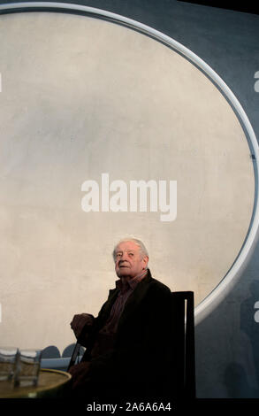 *** Mai 8, 2013 FILE PHOTO *** Bildhauer, Maler und Grafiker Thema Karel Malich, einer der renommiertesten tschechischen Künstler der zweiten Hälfte des 20. Jahrhunderts, starb im Alter von 95 Jahren heute, am 24. Oktober 2019, Nikola Bukajova, von Zdenek Sklenar Galerie, vertreten Malich für viele Jahre, CTK mitgeteilt hat. Malich am besten bekannt sind seine farbenfrohen Pastelltönen und die Objekte, die er der Kabel in den frühen 1970er als eine Möglichkeit, Energie aufzunehmen, eine Frage, die er mit für die meisten seines künstlerischen Lebens behandelt. In seinen Werken, seiner inneren Erfahrung in der Nähe zu einem mystischen Gefühl seiner selbst und seiner Inter Stockfoto