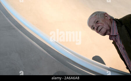 *** Mai 8, 2013 FILE PHOTO *** Bildhauer, Maler und Grafiker Thema Karel Malich, einer der renommiertesten tschechischen Künstler der zweiten Hälfte des 20. Jahrhunderts, starb im Alter von 95 Jahren heute, am 24. Oktober 2019, Nikola Bukajova, von Zdenek Sklenar Galerie, vertreten Malich für viele Jahre, CTK mitgeteilt hat. Malich am besten bekannt sind seine farbenfrohen Pastelltönen und die Objekte, die er der Kabel in den frühen 1970er als eine Möglichkeit, Energie aufzunehmen, eine Frage, die er mit für die meisten seines künstlerischen Lebens behandelt. In seinen Werken, seiner inneren Erfahrung in der Nähe zu einem mystischen Gefühl seiner selbst und seiner Inter Stockfoto