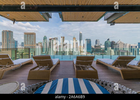 Infinity Pool in Bangkok gegen bewölkten Himmel und die Skyline der Stadt Stockfoto