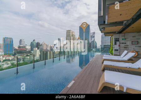 Infinity Pool in Bangkok gegen bewölkten Himmel und die Skyline der Stadt Stockfoto