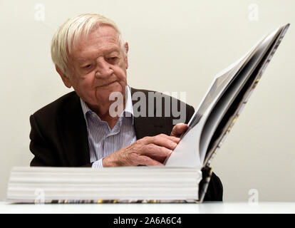 *** 27. OKTOBER 2015 AKTE FOTO *** Bildhauer, Maler und Grafiker Thema Karel Malich, einer der renommiertesten tschechischen Künstler der zweiten Hälfte des 20. Jahrhunderts, starb im Alter von 95 Jahren heute, am 24. Oktober 2019, Nikola Bukajova, von Zdenek Sklenar Galerie, vertreten Malich für viele Jahre, CTK mitgeteilt hat. Malich am besten bekannt sind seine farbenfrohen Pastelltönen und die Objekte, die er der Kabel in den frühen 1970er als eine Möglichkeit, Energie aufzunehmen, eine Frage, die er mit für die meisten seines künstlerischen Lebens behandelt. In seinen Werken, seiner inneren Erfahrung in der Nähe zu einem mystischen Gefühl seiner selbst und seiner Stockfoto