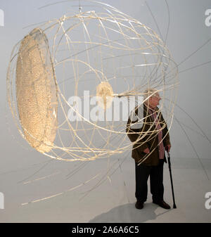 *** Mai 8, 2013 FILE PHOTO *** Bildhauer, Maler und Grafiker Thema Karel Malich, einer der renommiertesten tschechischen Künstler der zweiten Hälfte des 20. Jahrhunderts, starb im Alter von 95 Jahren heute, am 24. Oktober 2019, Nikola Bukajova, von Zdenek Sklenar Galerie, vertreten Malich für viele Jahre, CTK mitgeteilt hat. Malich am besten bekannt sind seine farbenfrohen Pastelltönen und die Objekte, die er der Kabel in den frühen 1970er als eine Möglichkeit, Energie aufzunehmen, eine Frage, die er mit für die meisten seines künstlerischen Lebens behandelt. In seinen Werken, seiner inneren Erfahrung in der Nähe zu einem mystischen Gefühl seiner selbst und seiner Inter Stockfoto