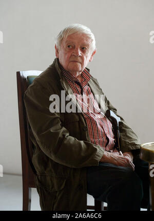 *** Mai 8, 2013 FILE PHOTO *** Bildhauer, Maler und Grafiker Thema Karel Malich, einer der renommiertesten tschechischen Künstler der zweiten Hälfte des 20. Jahrhunderts, starb im Alter von 95 Jahren heute, am 24. Oktober 2019, Nikola Bukajova, von Zdenek Sklenar Galerie, vertreten Malich für viele Jahre, CTK mitgeteilt hat. Malich am besten bekannt sind seine farbenfrohen Pastelltönen und die Objekte, die er der Kabel in den frühen 1970er als eine Möglichkeit, Energie aufzunehmen, eine Frage, die er mit für die meisten seines künstlerischen Lebens behandelt. In seinen Werken, seiner inneren Erfahrung in der Nähe zu einem mystischen Gefühl seiner selbst und seiner Inter Stockfoto