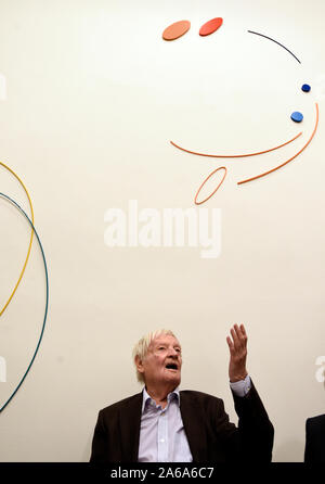 *** 27. OKTOBER 2015 AKTE FOTO *** Bildhauer, Maler und Grafiker Thema Karel Malich, einer der renommiertesten tschechischen Künstler der zweiten Hälfte des 20. Jahrhunderts, starb im Alter von 95 Jahren heute, am 24. Oktober 2019, Nikola Bukajova, von Zdenek Sklenar Galerie, vertreten Malich für viele Jahre, CTK mitgeteilt hat. Malich am besten bekannt sind seine farbenfrohen Pastelltönen und die Objekte, die er der Kabel in den frühen 1970er als eine Möglichkeit, Energie aufzunehmen, eine Frage, die er mit für die meisten seines künstlerischen Lebens behandelt. In seinen Werken, seiner inneren Erfahrung in der Nähe zu einem mystischen Gefühl seiner selbst und seiner Stockfoto