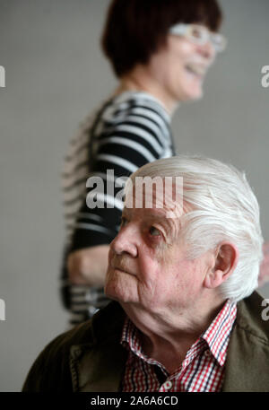 *** Mai 8, 2013 FILE PHOTO *** Bildhauer, Maler und Grafiker Thema Karel Malich, einer der renommiertesten tschechischen Künstler der zweiten Hälfte des 20. Jahrhunderts, starb im Alter von 95 Jahren heute, am 24. Oktober 2019, Nikola Bukajova, von Zdenek Sklenar Galerie, vertreten Malich für viele Jahre, CTK mitgeteilt hat. Malich am besten bekannt sind seine farbenfrohen Pastelltönen und die Objekte, die er der Kabel in den frühen 1970er als eine Möglichkeit, Energie aufzunehmen, eine Frage, die er mit für die meisten seines künstlerischen Lebens behandelt. In seinen Werken, seiner inneren Erfahrung in der Nähe zu einem mystischen Gefühl seiner selbst und seiner Inter Stockfoto