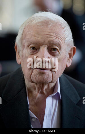 *** Juni 27, 2016, Foto *** Bildhauer, Maler und Grafiker Thema Karel Malich, einer der renommiertesten tschechischen Künstler der zweiten Hälfte des 20. Jahrhunderts, starb im Alter von 95 Jahren heute, am 24. Oktober 2019, Nikola Bukajova, von Zdenek Sklenar Galerie, vertreten Malich für viele Jahre, CTK mitgeteilt hat. Malich am besten bekannt sind seine farbenfrohen Pastelltönen und die Objekte, die er der Kabel in den frühen 1970er als eine Möglichkeit, Energie aufzunehmen, eine Frage, die er mit für die meisten seines künstlerischen Lebens behandelt. In seinen Werken, seiner inneren Erfahrung in der Nähe zu einem mystischen Gefühl seiner selbst und seiner int Stockfoto