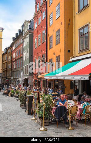 Gamla Stan Stockholm, Aussicht im Sommer der Menschen auf ein Café Terrasse auf dem Marktplatz sitzen (Stortorget) der Stockholmer Altstadt (Gamla Stan), Schweden. Stockfoto