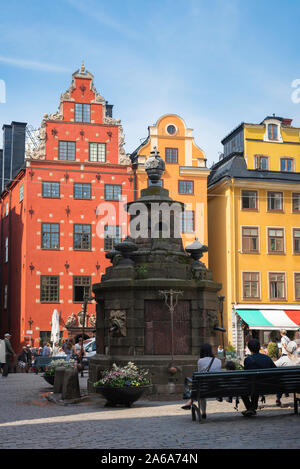 Gamla Stan Stockholm, Aussicht im Sommer der Brunnen in der bunten Marktplatz (Stortorget) der Stockholmer Altstadt (Gamla Stan), Schweden. Stockfoto