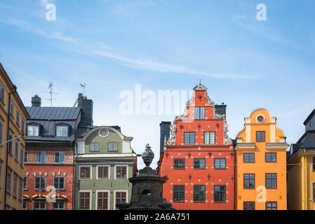 Gamla Stan Stockholm, Panoramablick auf eine Reihe von bunten Giebeldächern auf dem Marktplatz (Stortorget) der Stockholmer Altstadt (Gamla Stan), Schweden. Stockfoto